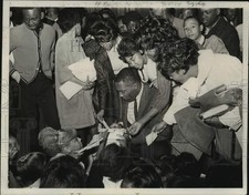 1965 Press Photo Baseball player John Roseboro signs autographs for fans