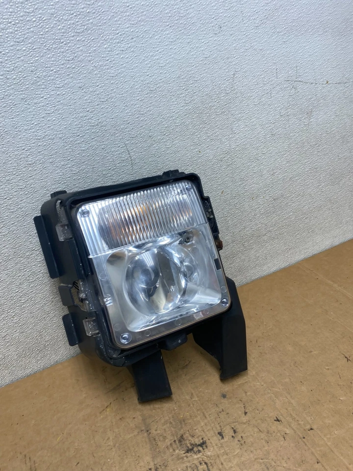 2004 to 2009 Cadillac SRX Right Passenger RH Side Front Fog Light OEM T2272 DW - Image 3 of 4