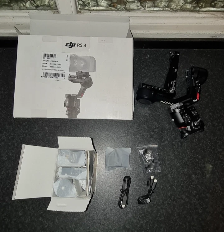 DJI RS 4 Gimbal Stabilizer for DSLR & Mirrorless Cameras Standard Kit - Image 2 of 4