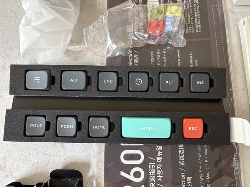 Nuphy Air60 V2 Mechanical Keyboard, 2x keycap sets, brown switches + goodies - 第 6/9 張圖片