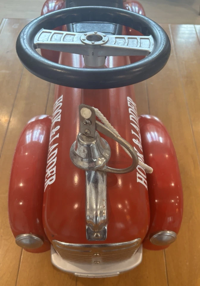 Camión retro HOOK & LADDER Jefe de Bomberos Escalera No.891 Metal Ride On de Schylling Foto 4 de 4