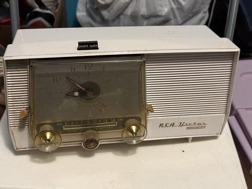 RCA Victor 1957 1-C-SE , AM Clock Radio White - Picture 13 of 13