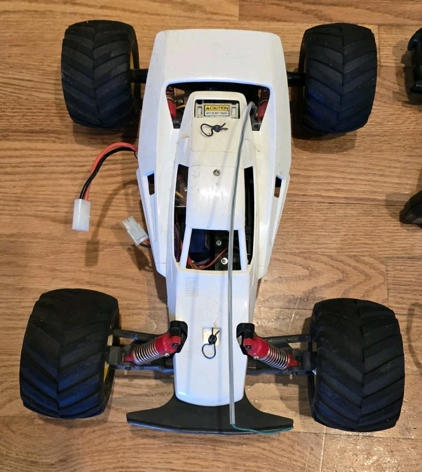 Vintage Tamiya Mad Bull 1/10 RC Buggy Remote Control Car Off-Road Racer - White - Image 2 of 4