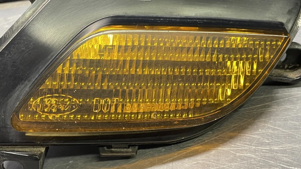 2003 Ford Escort ZX2 Driver LH Grille Mount Turn Signal Parking Lamp Assembly - Image 2 of 4