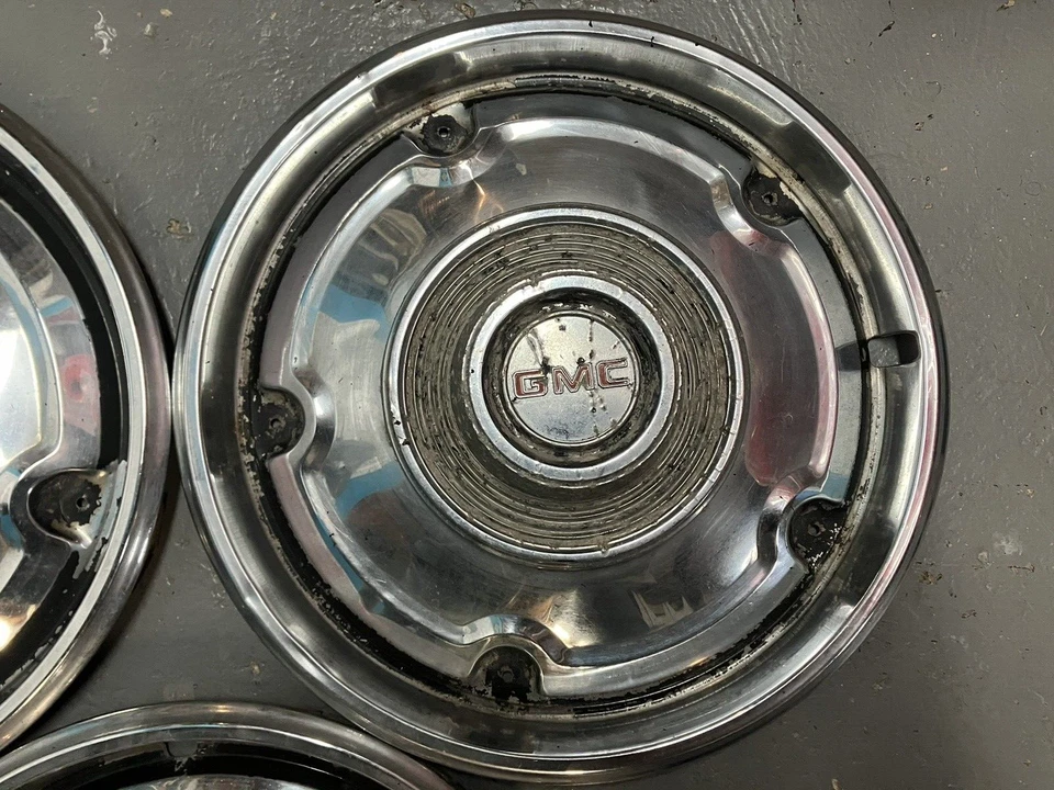 70-76 80-82 GMC Serie C-G-K Jimmy 15 pulgadas Cubierta de rueda Tapacubos Juego de 3 USADOS Foto 3 de 4