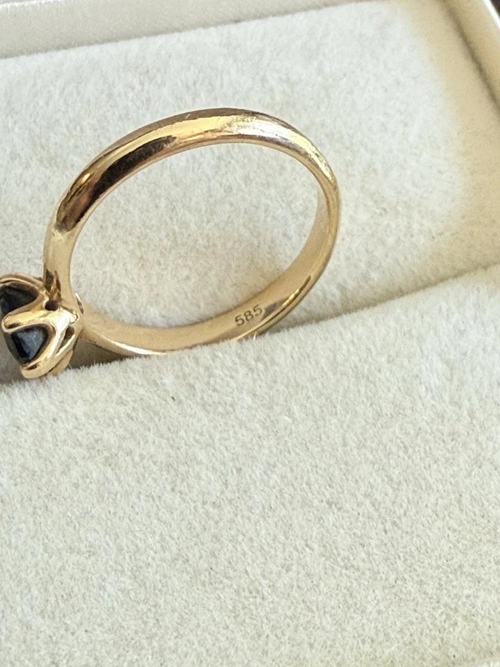 Elegancia atemporal: anillo solitario vintage de piedras preciosas verde oscuro ovalado de oro de 14K Foto 2 de 4