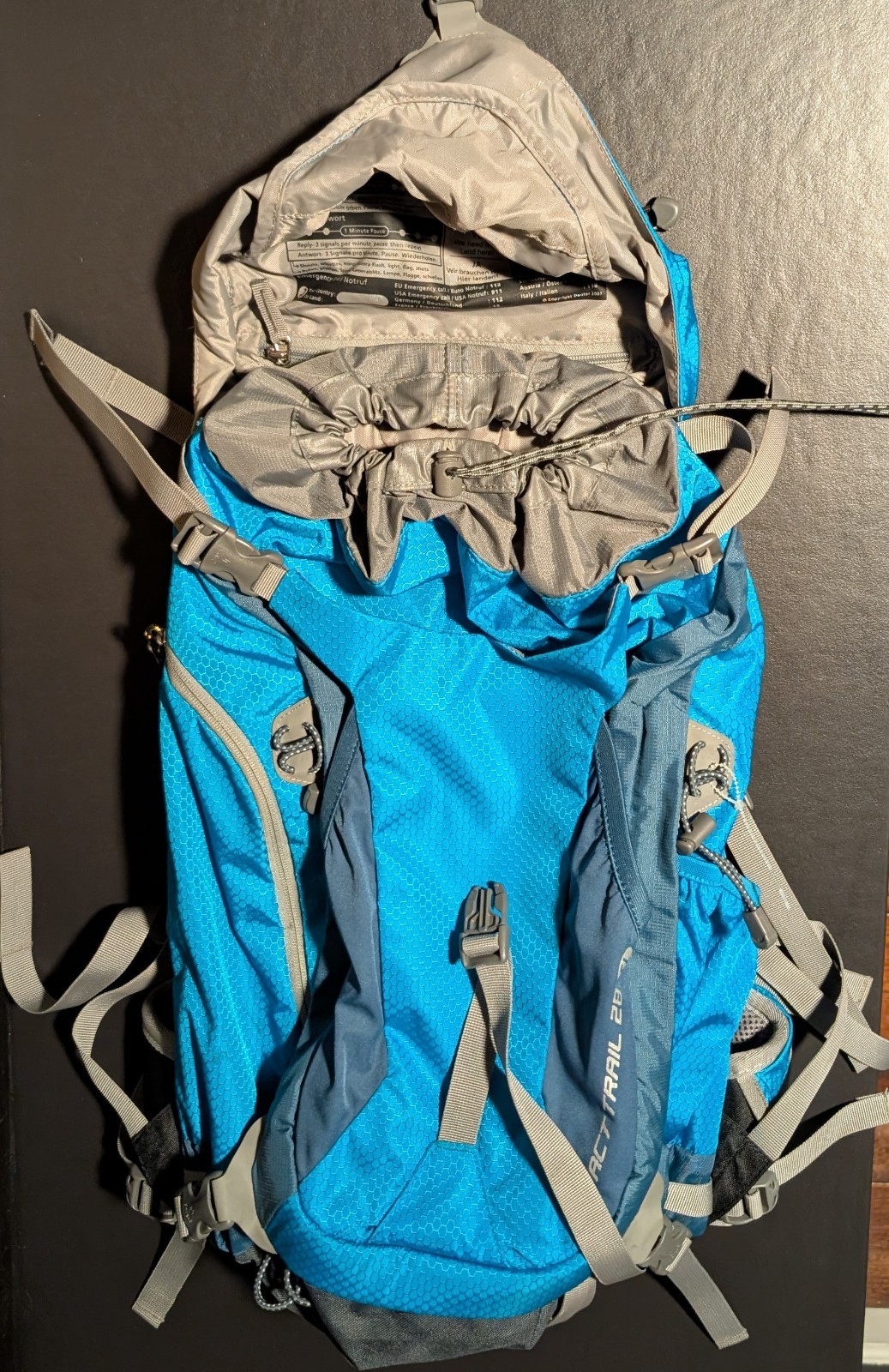 Deuter Unisex ACT Trail 28 SL Backpack in Bright Blue - Trekking Hiking Daypack