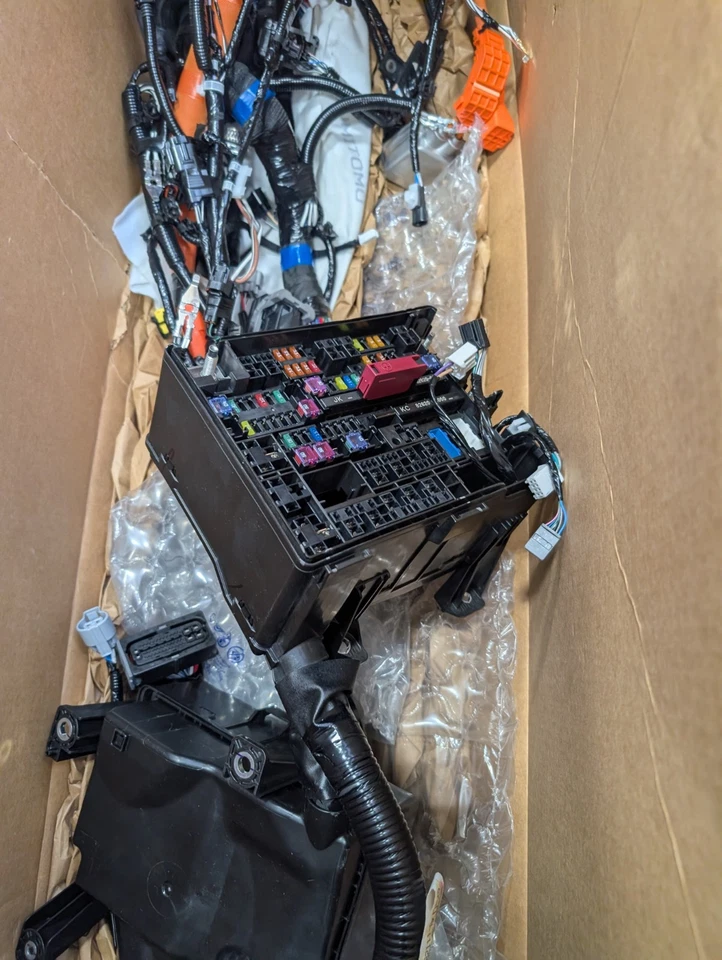 Arnés de cables híbrido para sala de motores Toyota Tacoma 24-25 (82111-AKD50) Foto 2 de 4