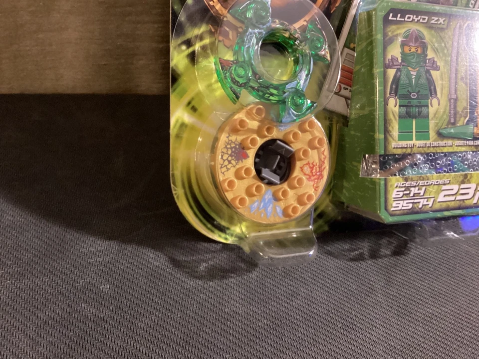Lego Ninjago Masters of Spinjitzu Lloyd ZX 9574 Spinja Battle Spinner 2012 - Imagem 4 de 4