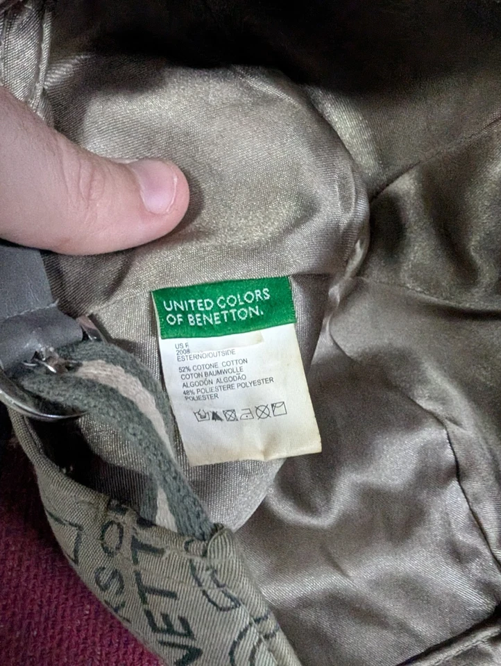 Gorra United Colors Of Benetton para mujer con monograma forrada de satén vintage Y2K Foto 3 de 4