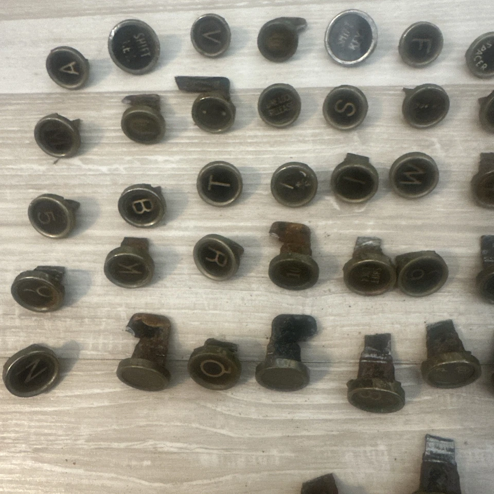 Lote de 52 llaves de máquina de escribir vintage con cara de vidrio para manualidades aspecto de joyería Foto 3 de 4