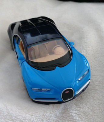 '' BUGATTI CHIRON  ''  MODELLAUTO VON WELLY - Helblau-Schwarzblau  -  M 1 : 38