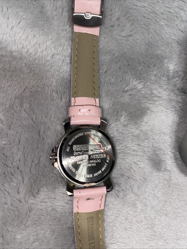 Reloj Game Time Arkansas Razorbacks de cuero con bandas para dama Foto 3 de 4