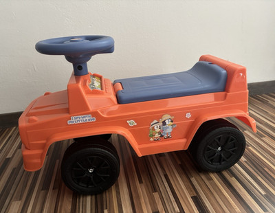 Bluey Rutscherauto Ride-On aus Kunststoff, Orange/Blau mit Lenkrad