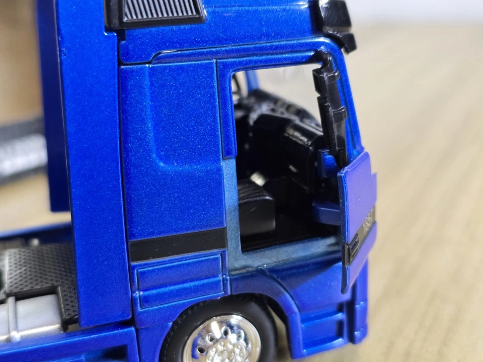 Camión cisterna NewRay Mercedes-Benz ACTROS 1857 escala 1:43 azul/plateado camión de larga distancia Foto 4 de 4