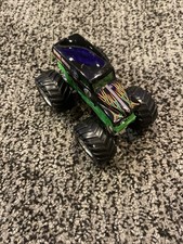 Hot Wheels 2004 Monster Jam Grave Digger Green Metal Body Suspension 1:24