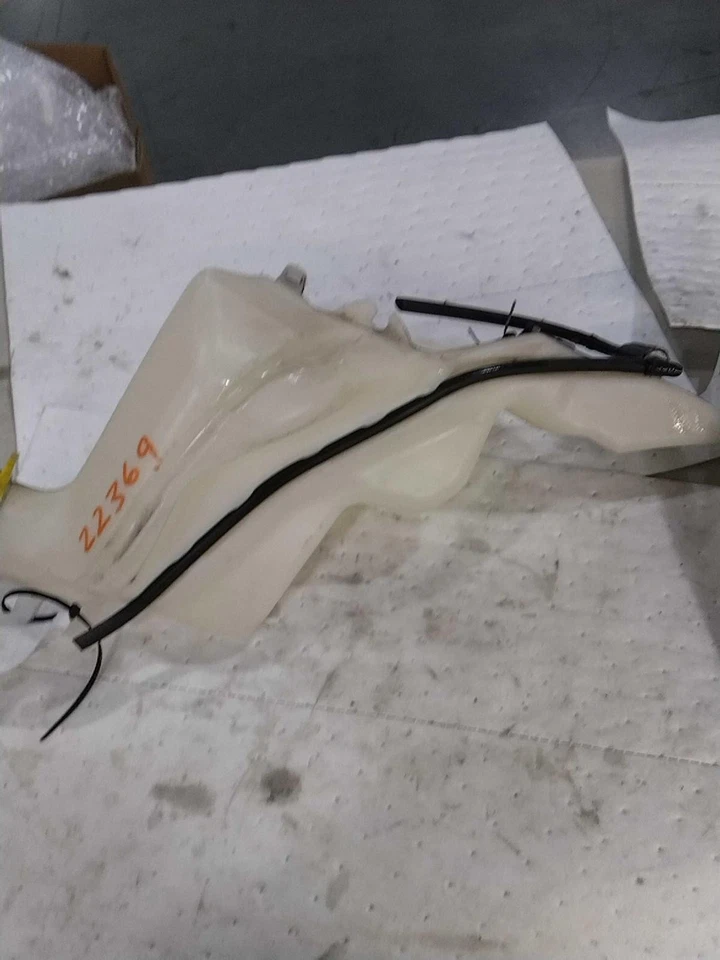 2017 Jeep Patriot Washer Fluid Reservoir OEM Blue 2.40L 120K Miles Foto 2 de 4