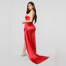 ✨NWT - Stunning Red Evening Gown - size SMALL Fashion Nova ✨