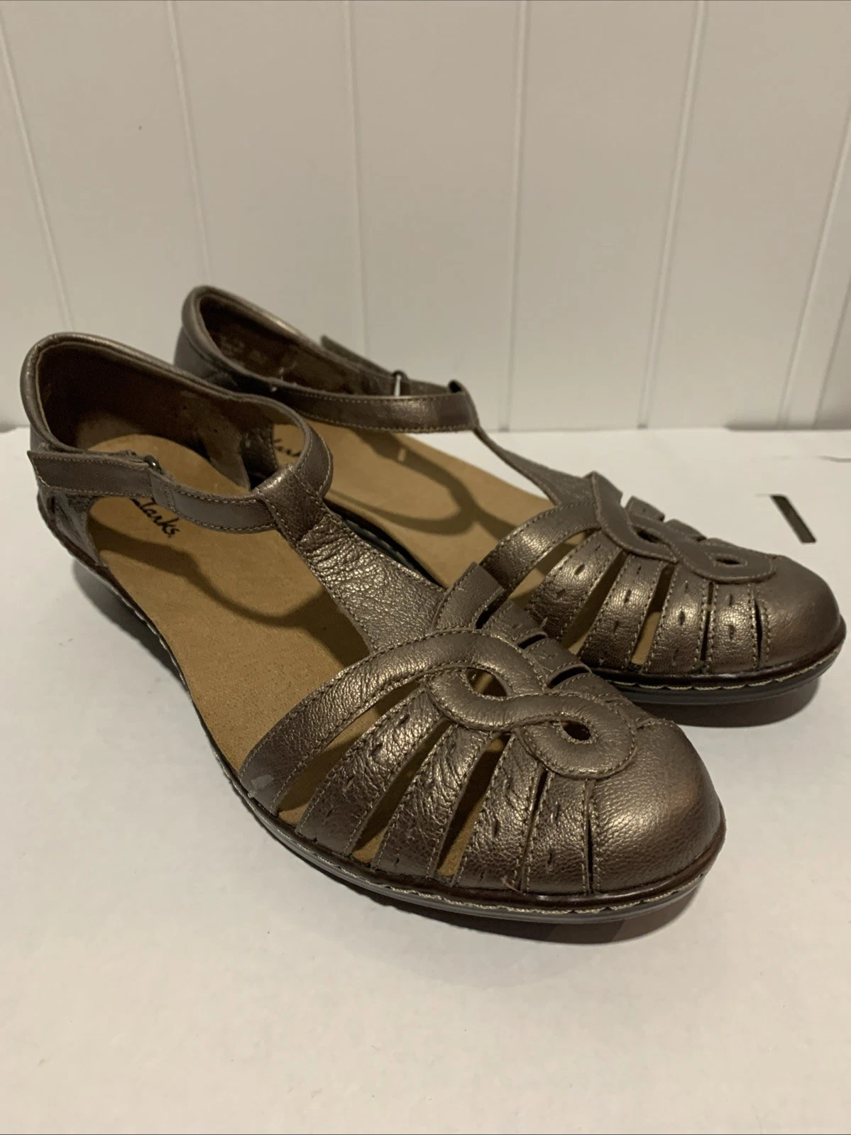 Sandali Clarks 11M in pelle con cinturino a T Wendy Tiger punta chiusa 2" metallizzati