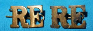 GENUINE ROYAL ENGINEERS REGIMENT (RE) MILITARY BRASS SHOULDER TITLE BADGE PAIR