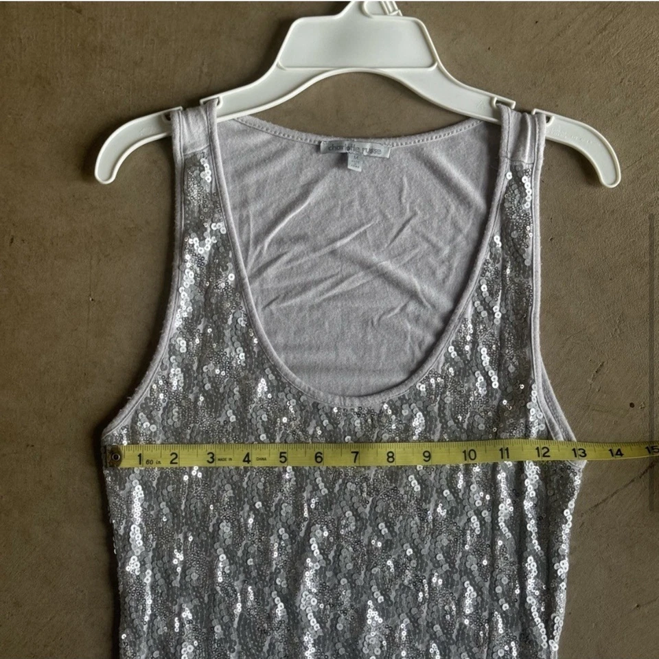 Camiseta sin mangas Charlotte Russe plateada con lentejuelas, espalda tejida, cuello redondo M) Foto 4 de 4