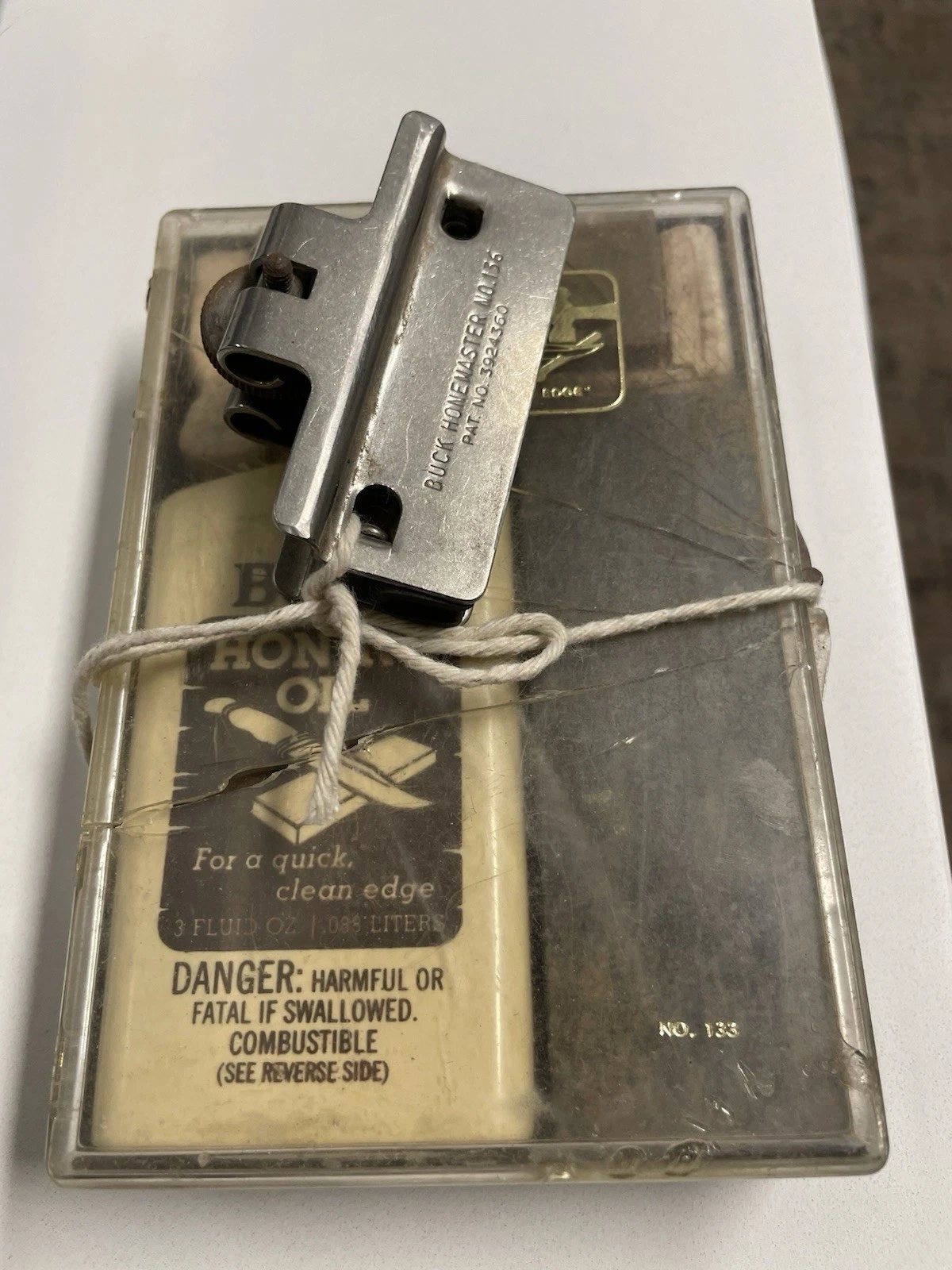 Buck Knives Honemaster Guide And Sharpening Stone /oil Kit