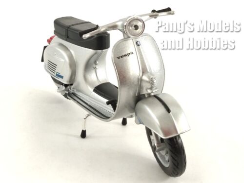 Vespa 1978 125 ET3 Primavera Scooter 1/12 Scale Diecast Metal Model - Silver - Picture 2 of 11