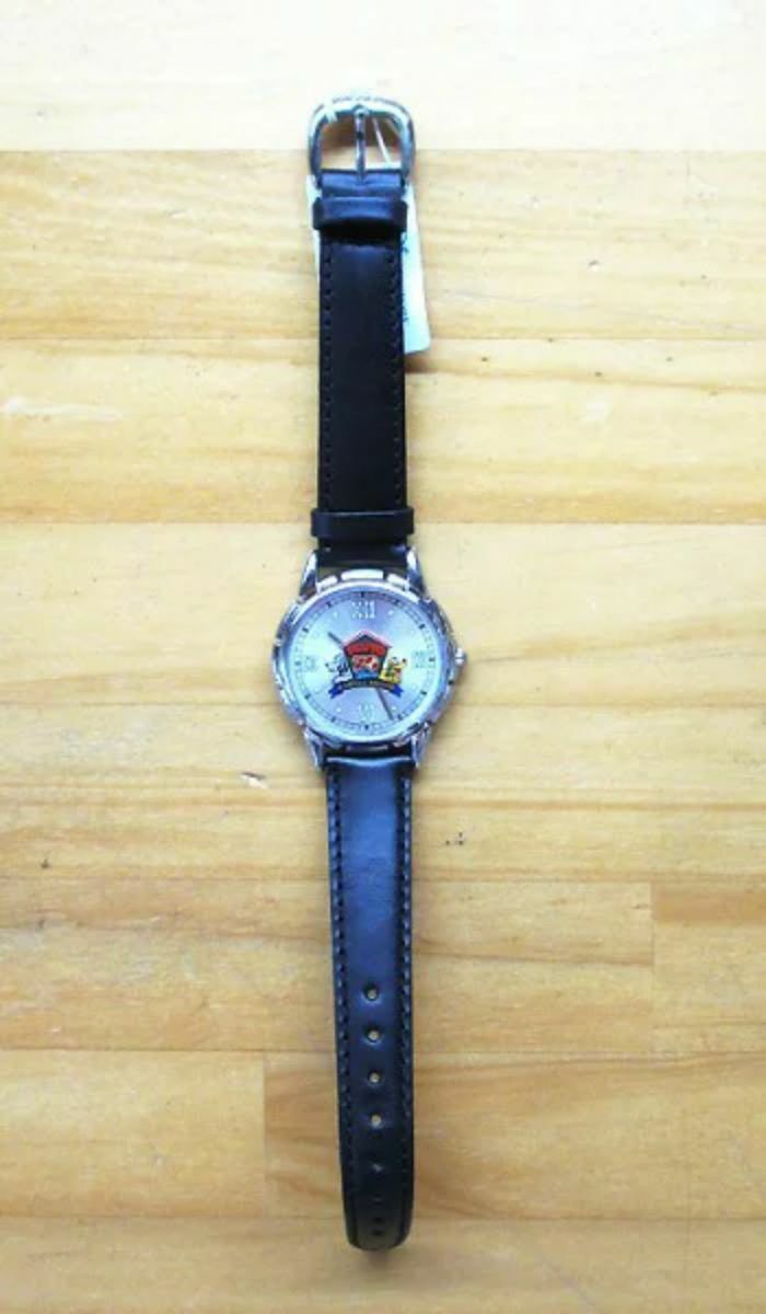 The　ウォルト・ディズニーCompany　プルート　Watch Disney Store Limited Pluto 70 Years a Loyal Frend Figure