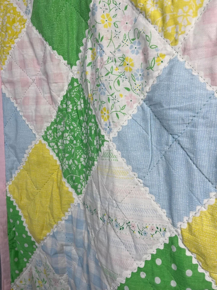 Colcha de bebê vintage feita à mão 53 x 37 rosa verde amarelo cobertor pequena mancha - Imagem 2 de 4