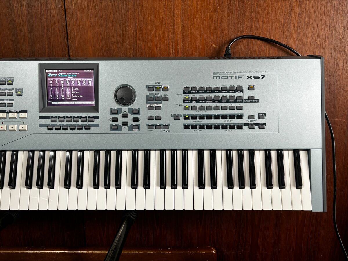 Yamaha MOTIF XS7 76-Key Music Production Synthesizer Yamaha MOTIF XS7 76-Key Music Production Synthesizer