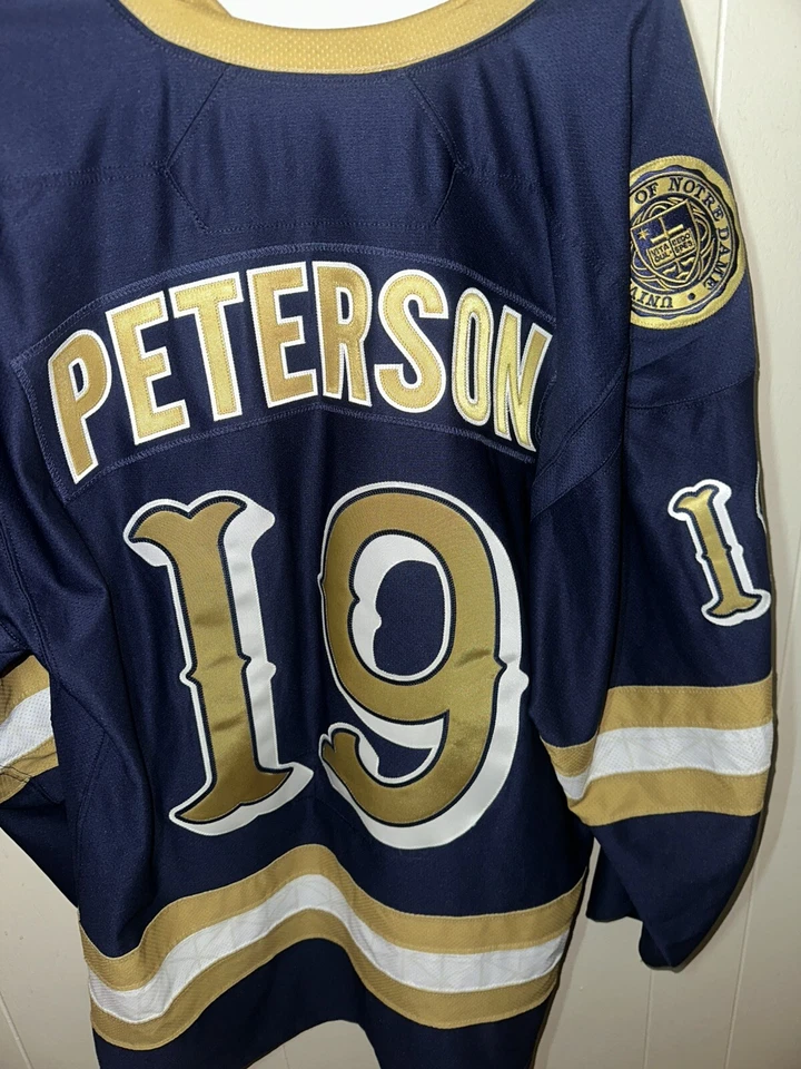 Hóquei Notre Dame. Under Armour. Equipe emitida. Camiseta usada em jogos. Tamanho 48 - Imagem 3 de 4