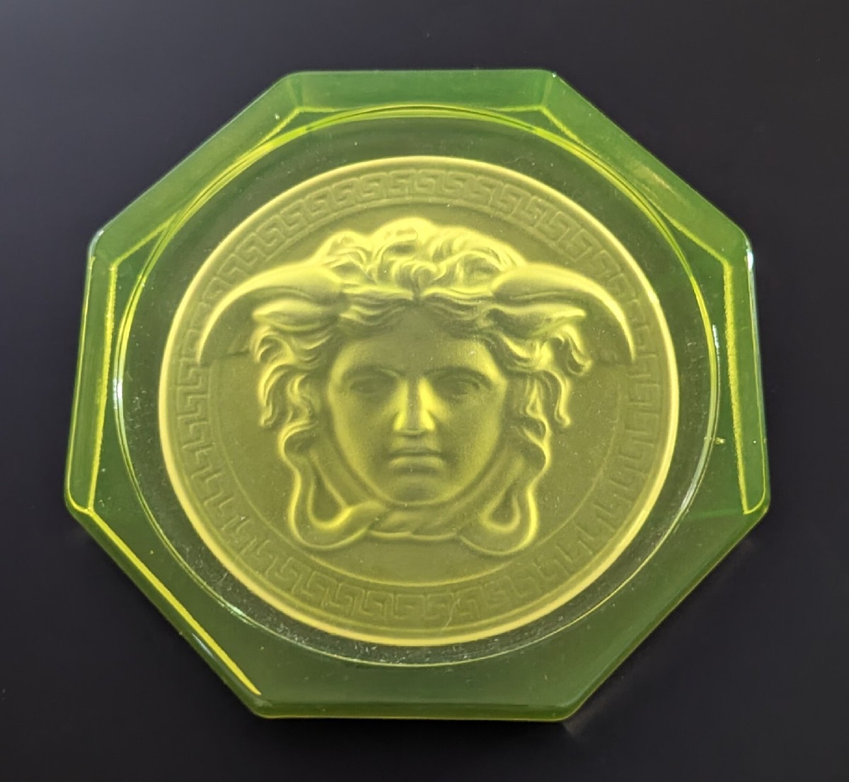 スヴェトラーナVヴァリュエヴァ☆クリスタルレリーフ VERSACE Vaseline Uranium Glass MEDUSA Paperweight / Bottle COASTER