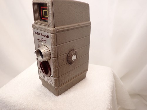 Vintage Bell & Howell Two Twenty 8mm Movie Camera in nice condition - Picture 5 of 8
