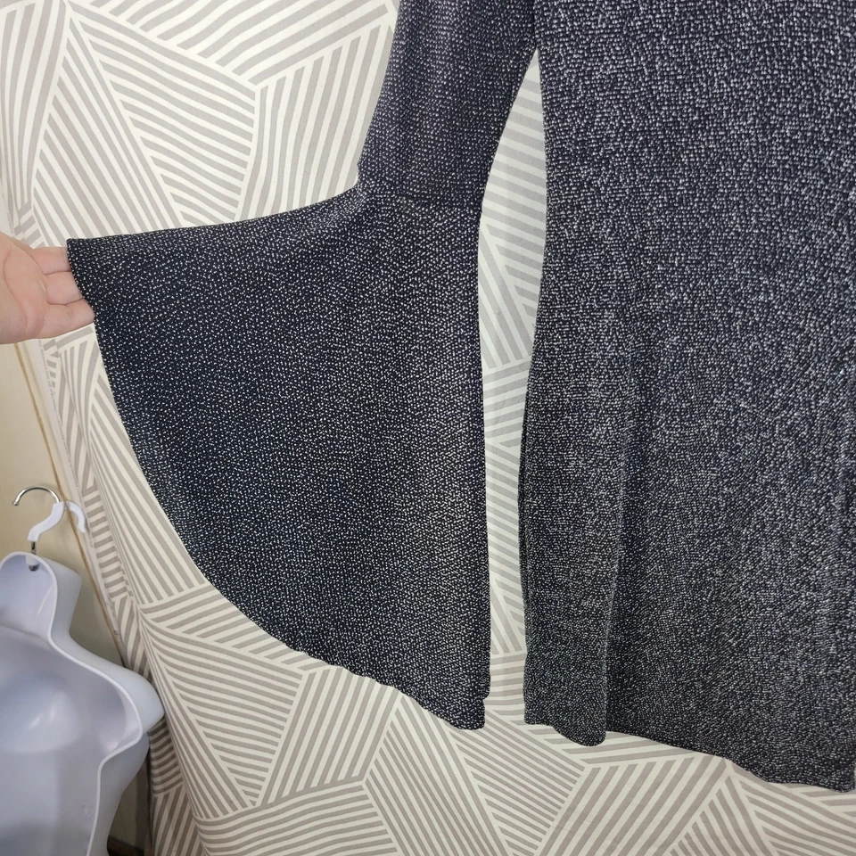 Vestido Charlotte Russe XS Sexy Mini Fiesta Bruja Acampanada Campana Manga Murciélago Plateado Foto 3 de 4