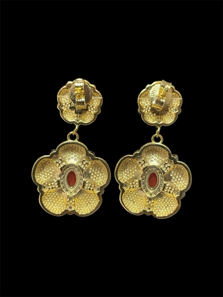 Orecchini artigianali in argento 925 placcati oro con Corallo Russo e zirconi - Immagine 3 di 4