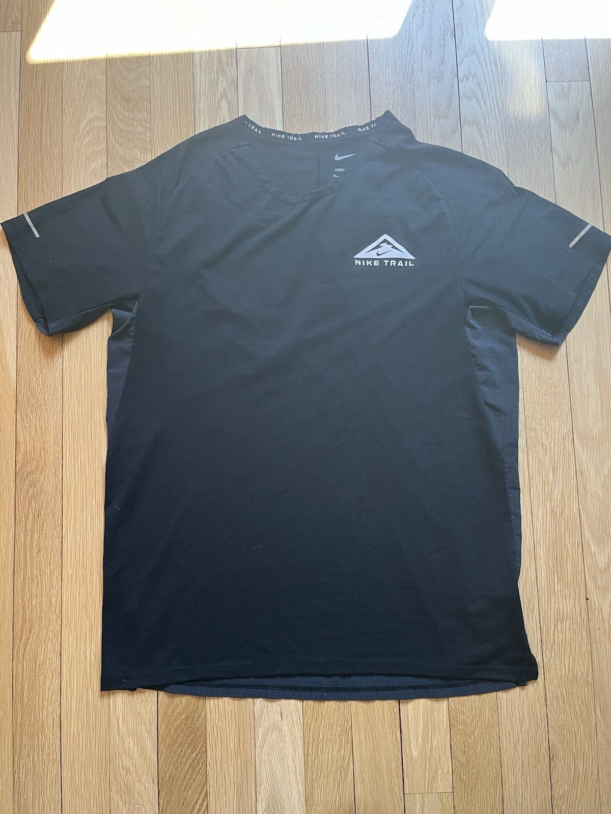 nike trail men’s dri-fit solar chase running shirt size medium black
Opens in a new window or tab