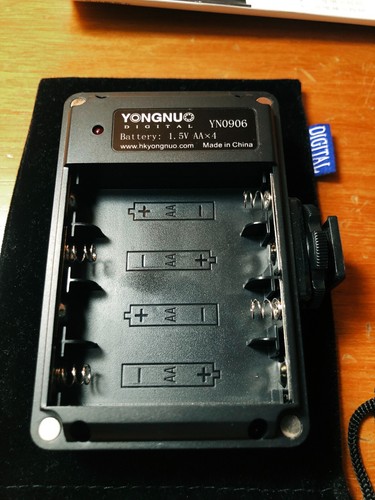 Yongnuo YN0906 LED On-Camera LED Video Light (Black) - Picture 3 of 4