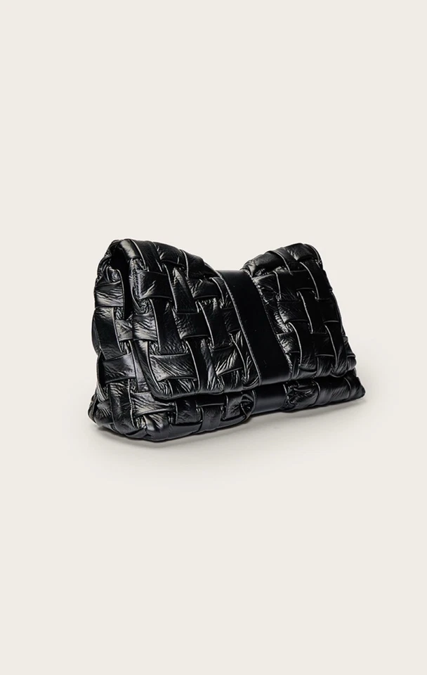 Bolso sin asas Chanel con cierre de hebilla de cuero negro Foto 3 de 4