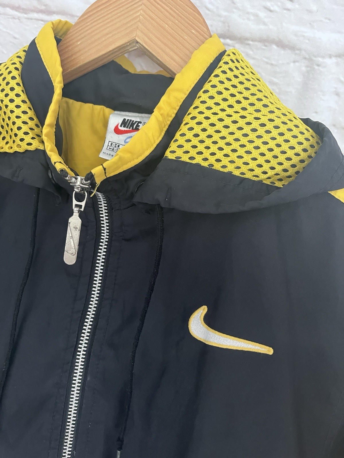 SACAI X NIKE Giacca Nike vintage nera e gialla full zip cappuccio rimovibile ragazzo più grande media