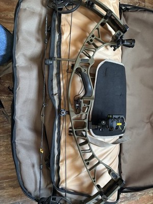 - Hoyt Ventum 33 - Right Hand - 65lbs. - 26''-31'' - Green