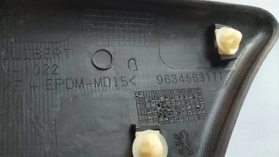 Acabamento de arco traseiro genuíno Peugeot Partner – OEM 9634563177 – Novo em folha - Imagem 3 de 4