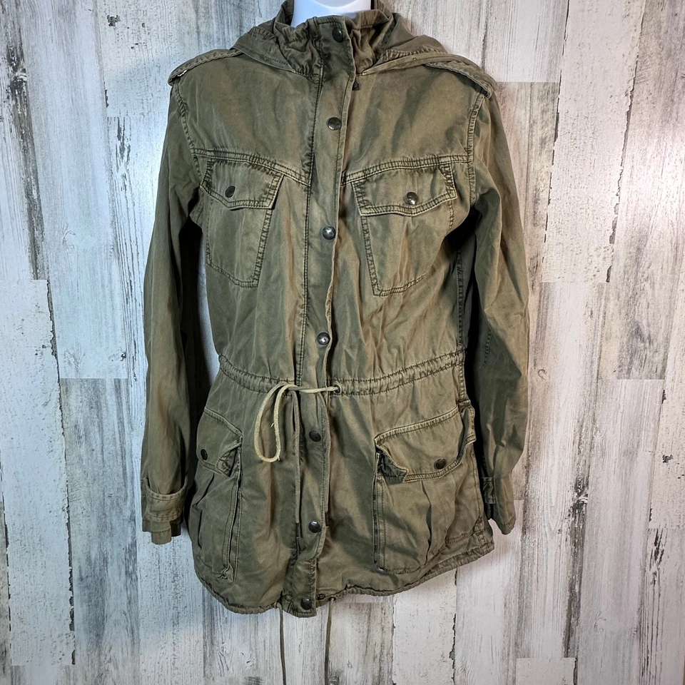 Chaqueta utilitaria Talula Olive | Talla pequeña | 100 % algodón | Defecto menor | MSPR $128 Foto 2 de 4