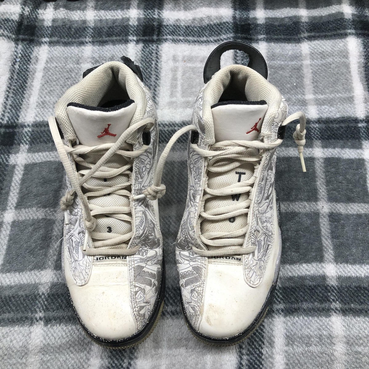 Jordan Gray and White Sneaker Interior Tag Detail BREAKING: “White Metallic” Jordan 5 expected to return  main image 4