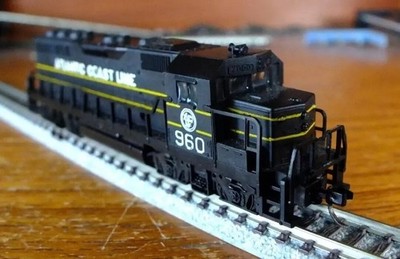 Atlas 2172 N gauge EMD GP40 diesel loco in Atlantic Coast Line livery