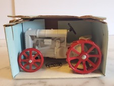 Vintage ERTL Antique Ford Fordson Tractor 1/16 Die Cast NIB Made In USA 804