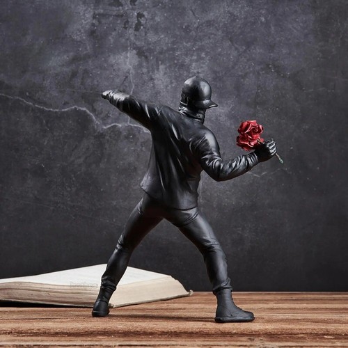 Moderne Kunst Harz Banksy Skulpturen Blume Werfer Statue Schreibtisch Bomber Dekoration - Bild 4 von 24
