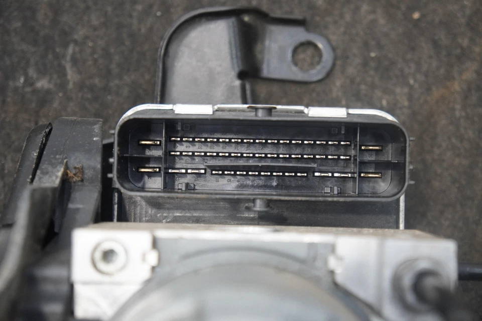 Módulo bomba ABS freno antibloqueo 8V0614517C BEF OEM Audi S3 2017-18 Foto 4 de 4