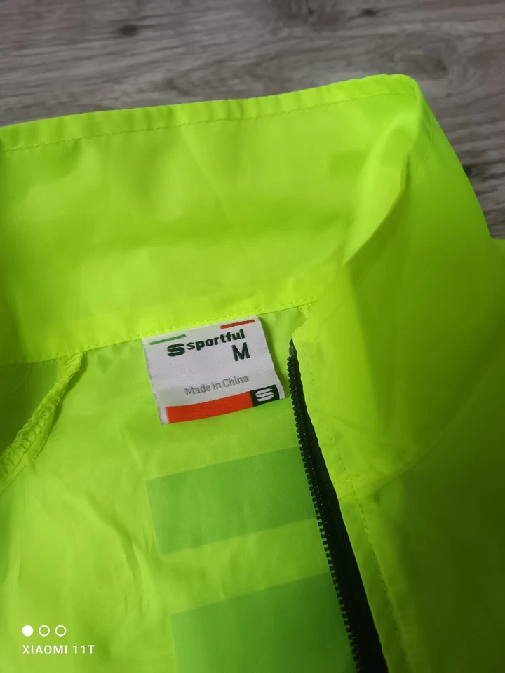  Sportful Cycling  Rain Jacket  Size M Green Sports Equipment  - Image 4 of 4