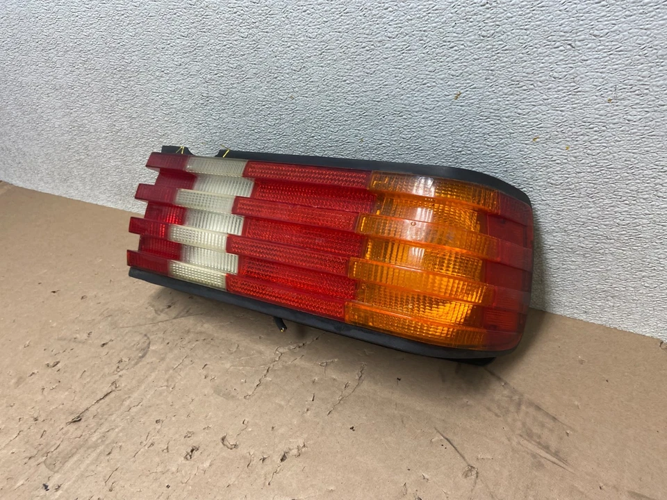 Luz trasera lateral del pasajero derecho Mercedes-Benz W126 1986 a 1991 OEM R5775 DW Foto 2 de 4
