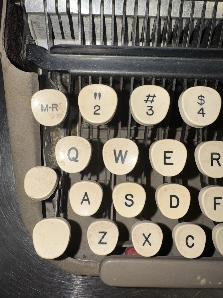 Máquina de escrever leve ultra portátil vintage "Smith-Corona Skyriter" - Imagem 2 de 4